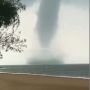 Ngeri! Angin Puting Beliung Terekam Kamera di Pantai Slopeng Sumenep