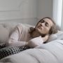 5 Manfaat Tidur Tanpa Bantal yang Wajib Kamu Ketahui