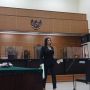 Ngamuk di Ruang Sidang, Nikita Mirzani Pukul Mic hingga Lempar Berkas Perkara