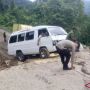 Jalur di Kecamatan Sungai Mas Terkena Longsor, Polres Aceh Barat Bantu Akses Transportasi