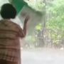 Viral Aksi Emak-emak Lempar Garam Buat Redakan Hujan Badai
