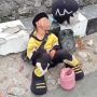Bikin Mewek, Bocah Kostum Boneka Badut Tertidur Pulas di Pinggir Jalan