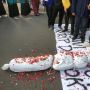 Sebut Simbol Matinya Demokrasi, Massa BEM SI Sempat Tabur Bunga di Buntalan Bantal yang Mirip Pocong