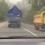 Viral Truk Ugal-ugalan Hingga Terguling di Jalanan Sarangan