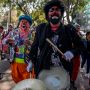 Unik, Ratusan Warga di Meksiko Ziarah Pakai Bostum Badut