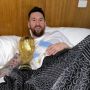 Sah! Foto Lionel Messi Angkat Trofi Piala Dunia Jadi Postingan IG dengan Like Terbanyak, Ada Hadiahnya?