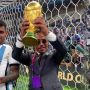 Pegang Trofi Piala Dunia, Chef Turki Salt Bae Terancam Disanksi FIFA