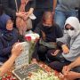 Prosesi Pemakaman Aminah Cendrakasih 'Mak Nyak Si Doel' Diwarnai Isak Tangis