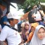 Bantu Ekonomi Keluarga di Hari Ibu, Relawan Sandiaga Uno Lamongan Gelar Sembako Murah