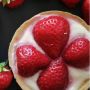 2 Resep Kue Tart Natal Bertema Merah dari Strawberry dan Coklat