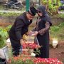 Setahun Berlalu, Tangis Haji Faisal dan Istrinya Masih Pecah di Makam Vanessa Angel