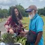 9 Potret Nafa Urbach Pulang Kampung, Borong Pisang Milik Warga dan Mencoba Naik Sepeda Ontel