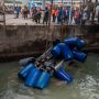 Proses Evakuasi Mobil yang Jatuh ke Laut di Pelabuhan Merak