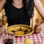 5 Zodiak yang Dikenal Paling Suka Pilih-pilih Makanan, Si Picky Eater!