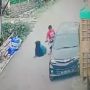 Anak Tabrak Mobil Terparkir di Turunan, Emaknya Nyungsep hingga Nyaris Gelinding