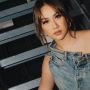 8 Gaya Nyentrik BCL dalam Berbusana, Terbaru Pakai Celana Denim Sampai Leher