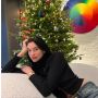 Potret Dua Lipa saat Nikmati Libur Natal, Tampil Kasual Kenakan Turtleneck