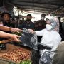 Jokowi Beri Bansos, Iriana Bagi-bagi Kaos dan Perlengkapan Sekolah di Pasar Baru Subang