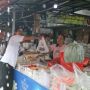 Pedagang Hingga Tukang Becak di Pasar Ciputat Dapat Sembako Gratis