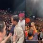 'Mantap', Prabowo Copot Baju di Atas Panggung dan Berikan ke Pedagang Minuman Keliling