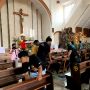 Wujud Kebhinekaan, Relawan GMC DIY Bersihkan Gereja Hingga Berbagi Parcel