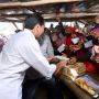 Bagikan Uang Rp 1,2 Juta di Pasar Sila NTB, Jokowi Jadi Rebutan Para Pedagang