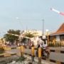 Nekat Terobos Palang Pintu Perlintasan KA, Pengendara Cewek Ini Kena Batunya