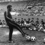 Kisah Pele Bikin Adidas dan Puma Ribut, Dibayar Rp1,8 M untuk Ikat Tali Sepatu di Tengah Lapangan