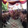Bukan dengan Pedang, Tongkat Pora Jadi Sambutan Bagi Pasangan yang Menikah dengan Tema Pramuka Ini