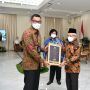 Pimpin PLN Sebagai Pilar Transisi Energi Nasional, Darmawan Prasodjo Dianugerahi Green Leadership Utama dari Pemerintah