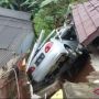 Longsor di Puncak Bogor Dua Mobil Rusak