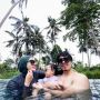 Unggah Foto Berenang Bareng Aurel Hermansyah dan Baby Ameena, Harga Kacamata LV Atta Halilintar Bikin Gigit Jari