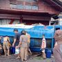 Truk Angkut BBM Terguling Tabrak Rumah, Warga Berbondong-Bondong Ambil Tumpahan Solar