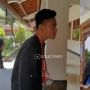 Ngikutin Tren! Gibran Rakabuming Ngantor Pakai Kalung Mixue, Disentil Malah Begini Responsnya