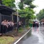 Rumah Sambo Diguyur Hujan Deras Sebelum Hakim Tiba, Puluhan Polisi Malah Rebutan Neduh