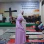 Indahnya Toleransi, Korban Banjir Kudus Salat di Aula Gereja