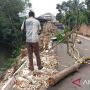 Longsor di Makasar Jakarta Timur, Mobil Belum Bisa Melintas