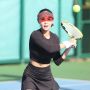 10 Gaya Yuni Shara Main Tenis, Tetap Energik dan Bugar di Usia 50 tahun