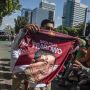 Kader Gerindra Bagi-bagi Kaos Prabowo ke Pengguna Jalan di Depan Kantor Baru
