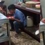 Pegawai Resto Ini Makan Cuma Pakai Nasi Putih, Warganet Banjiri Doa