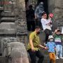 Udah Kayak Jumpa Fans, Yuk Intip Momen Presiden Jokowi Bawa Cucu Liburan ke Candi Prambanan!