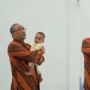 Biar Fokus Belajar, Dosen Ini Ngajar Sambil Gendong Anak Mahasiswanya