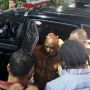Sambil Dituntun, Gubernur Papua Lukas Enembe Tiba di RSPAD Gatot Soebroto Usai Ditangkap KPK