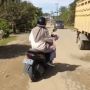 Mirip Gerakan Tahiyat Akhir, Wanita Hijab Nyetir Motor Kondisi Miring Bikin Ngakak!