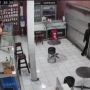 Kocak! Maling Tepergok Pemilik Toko Ponsel, Endingnya Saling Pandang-pandangan