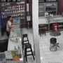 Viral Rekaman CCTV Maling Ketahuan saat Hendak Lancarkan Aksi di Konter HP