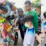Rafathar dan Cipung Main Latto-Latto, Netizen: Baru Kali Ini Lihat Mereka Beli Mainan Lima Ribuan