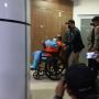 Tangan Terborgol dan Duduk di Kursi Roda, Gubernur Papua Lukas Enembe Resmi Ditahan KPK