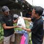 Relawan Gardu Ganjar Banten Bagikan Ribuan Sembako ke Pedagang Pasar Rau Serang