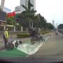Sudah Salah Pakai Jalur Sepeda, Pria Berseragam Loreng Ini Malah Tendang Motor yang Ditabraknya